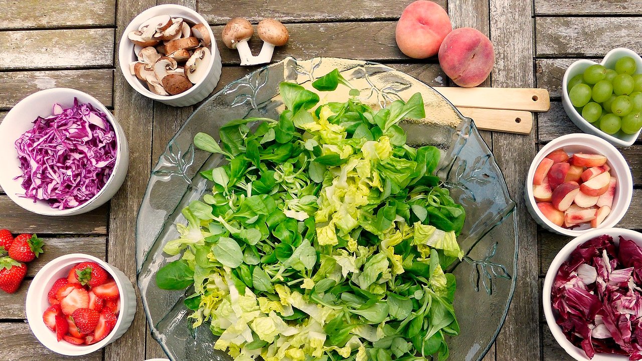 She is making the salad. Салаты богатые клетчаткой. Making Salad.